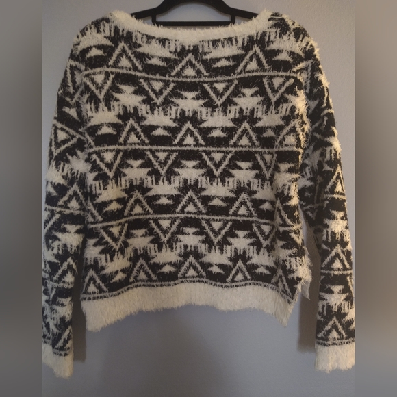 Womens beautiful, Wet seal super soft, aztec printed sweater.Size L. - Picture 5 of 6